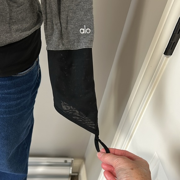 Alo Yoga Serene Long Sleeve Top Gray Black Mesh Cuff Finger Loop Sz M - Picture 7 of 13